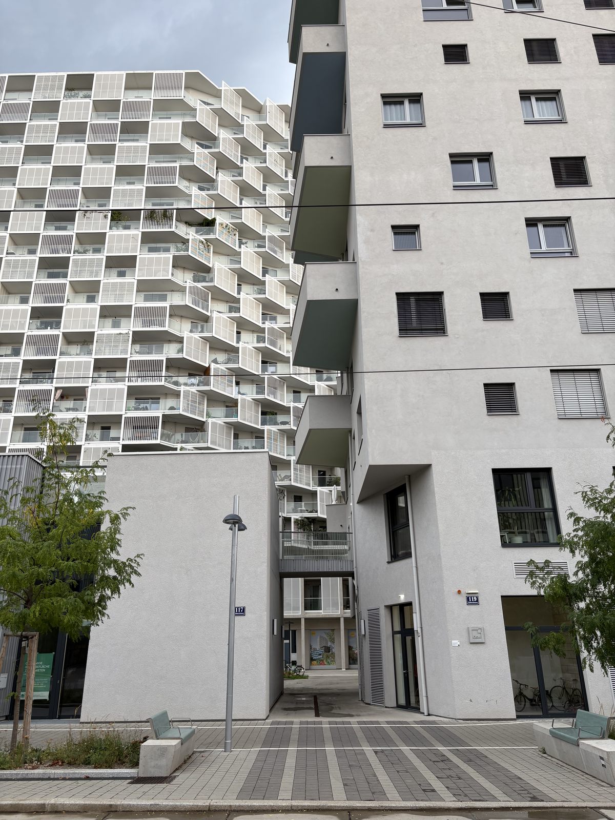 Dichte Balkonfassaden zweier Neubauten in einem Wiener Stadtentwicklungsgebiet