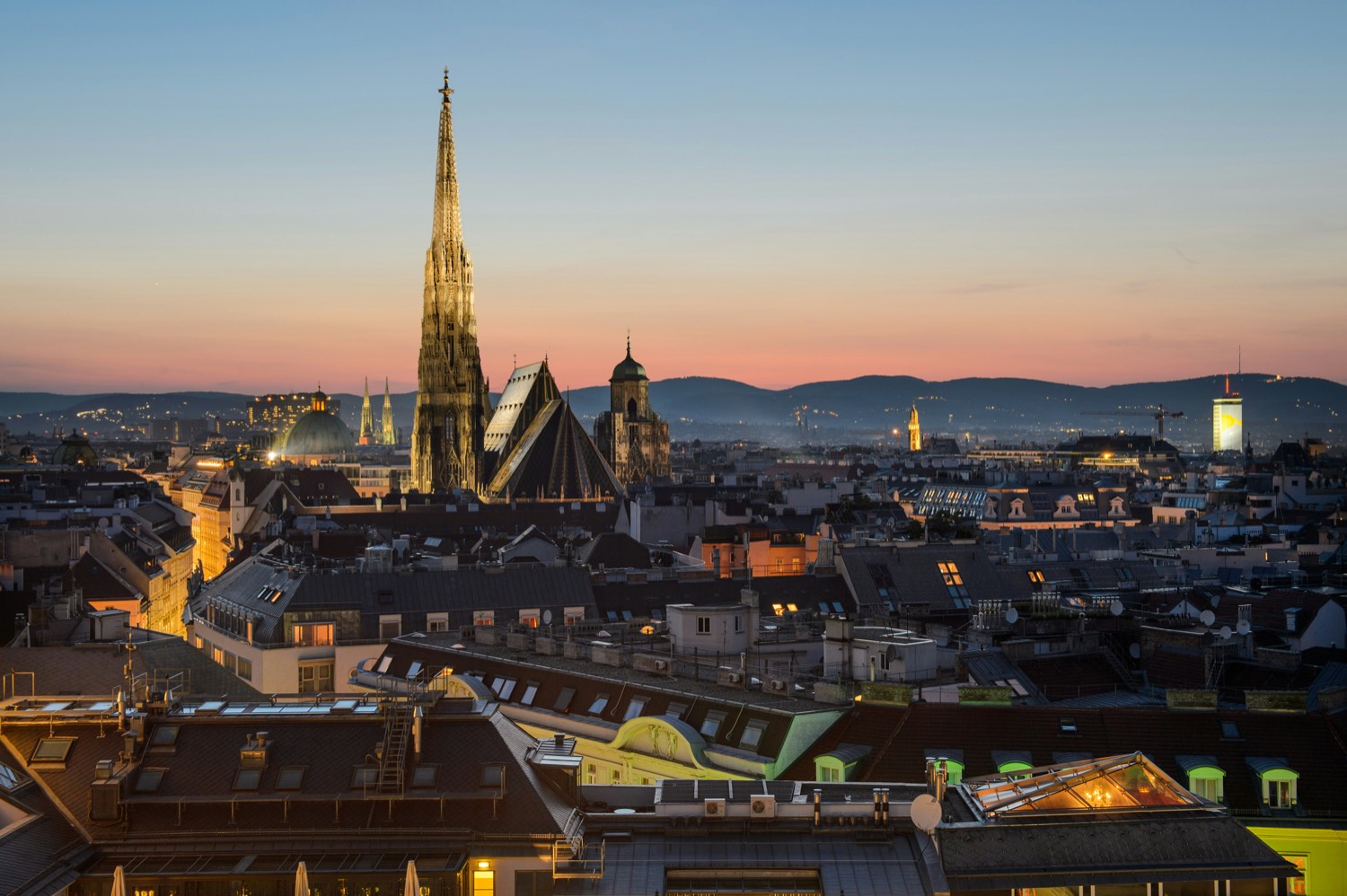 Wiener Skyline mit Stephansdom bei Sonnenuntergang